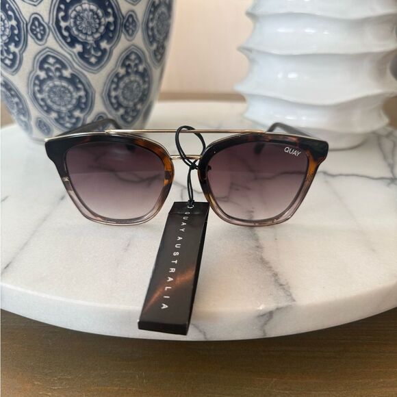 Quay SWEET DREAMS Rounded Square
Sunglasses with Brow Bar - Picture 3 of 6